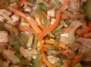 Una foto de Pollo y verduras salteadas (estilo chopsuey)