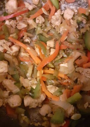 Una foto de Pollo y verduras salteadas (estilo chopsuey)