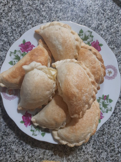 Una foto de Empanadas de verduras y salsa blanca