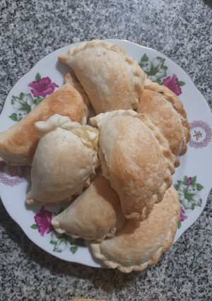 Una foto de Empanadas de verduras y salsa blanca