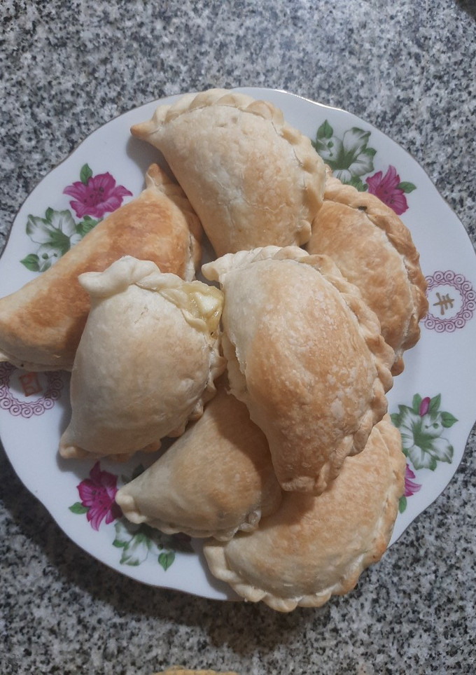 Una foto de Empanadas de verduras y salsa blanca