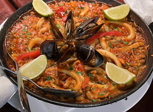 Una foto de Paella de Mariscos