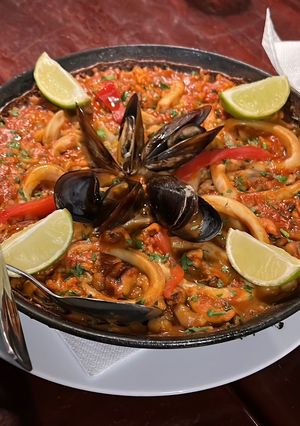 Una foto de Paella de Mariscos
