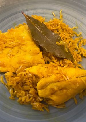 Una foto de Guiso de merluza en amarillo