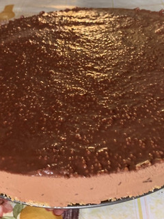 Una foto de Tarta helada de chocolate con cobertura de chocolate con caramelo