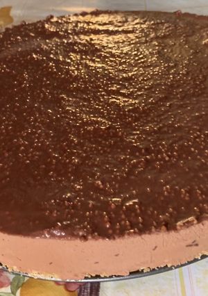 Una foto de Tarta helada de chocolate con cobertura de chocolate con caramelo