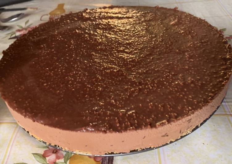 Tarta helada de chocolate con cobertura de chocolate con caramelo