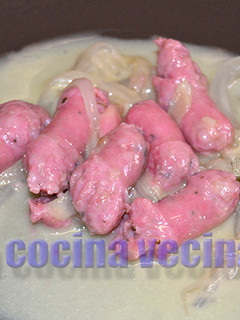 Una foto de Salchichas caseras con vino