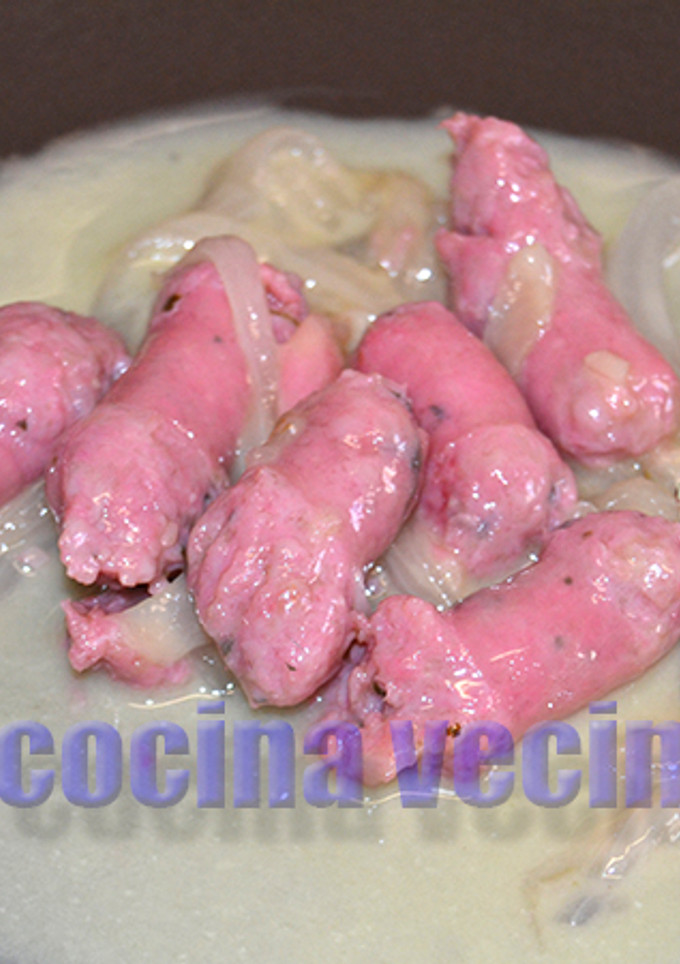 Una foto de Salchichas caseras con vino