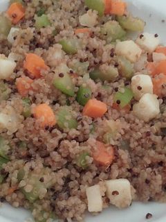 Una foto de Quinoa con calabacín y queso