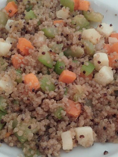 Una foto de Quinoa con calabacín y queso