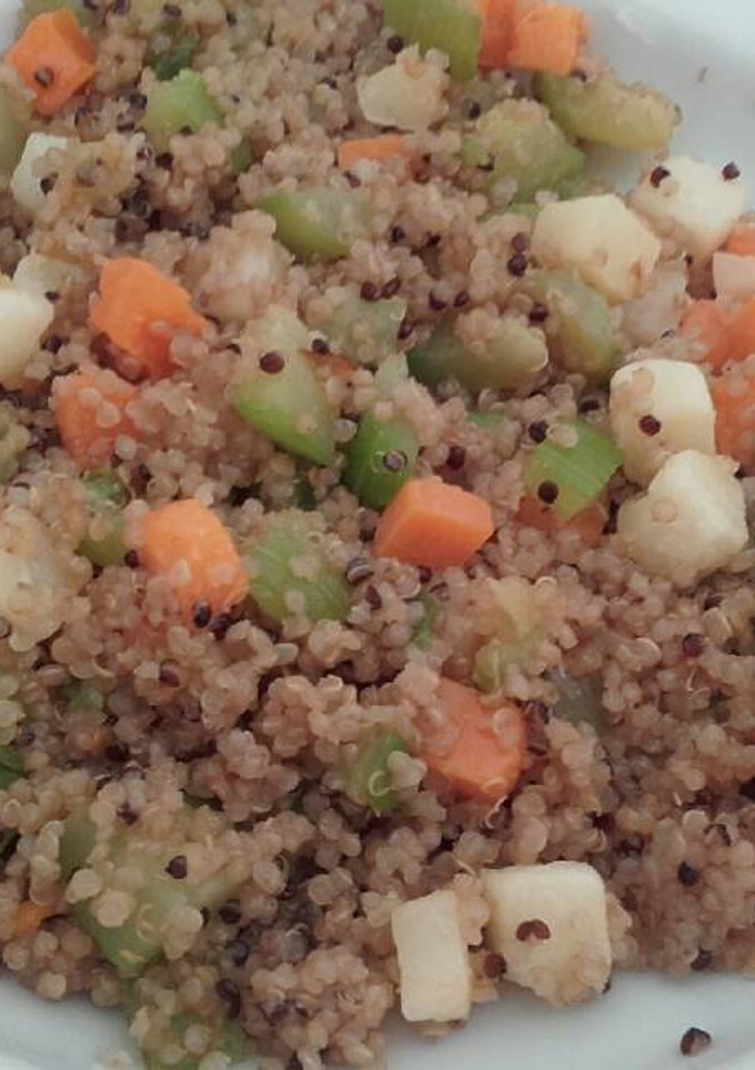 Una foto de Quinoa con calabacín y queso
