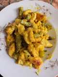 Bocconcini di pollo con asparagi e curcuma