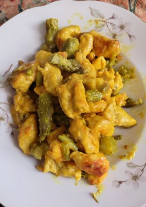 Foto di Bocconcini di pollo con asparagi e curcuma