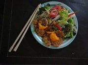 Una foto de comida china vegetariana