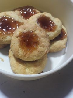 Una foto de Galletas con corazón de mermelada o pastisetas 😋🍪