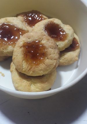 Una foto de Galletas con corazón de mermelada o pastisetas 😋🍪
