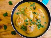 Una foto de pollo al curry con leche de coco