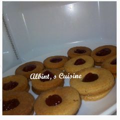 Cardamon filled jam cookies A picture of Cardamon filled jam cookies.