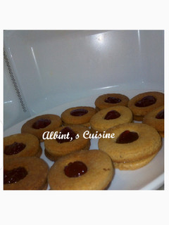 A picture of Cardamon filled jam cookies.