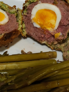Una foto de Huevos escoceses con brócoli