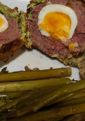 Una foto de Huevos escoceses con brócoli