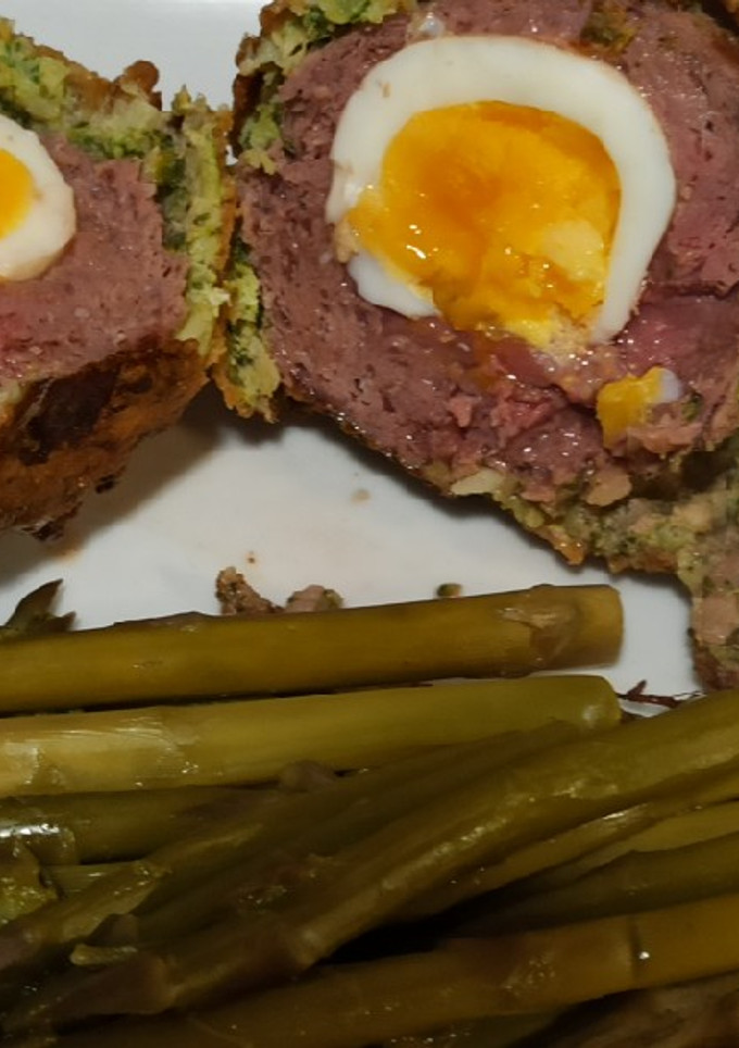 Una foto de Huevos escoceses con brócoli