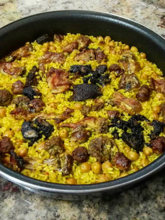 Una foto de Arroz con conejo y butifarra