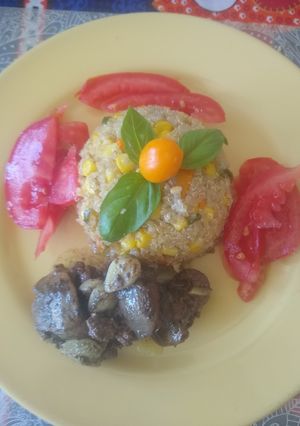 Una foto de Quinua primaveral con panitas de pollo fritas al ajo. 😜