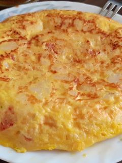 Una foto de Tortilla de patata con tomate natural y queso