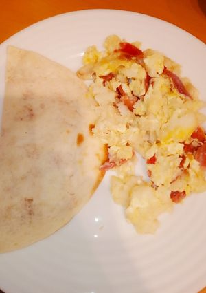 Foto principal de Revuelto de bacalao con jamón serrano y tortas maíz rellenas
