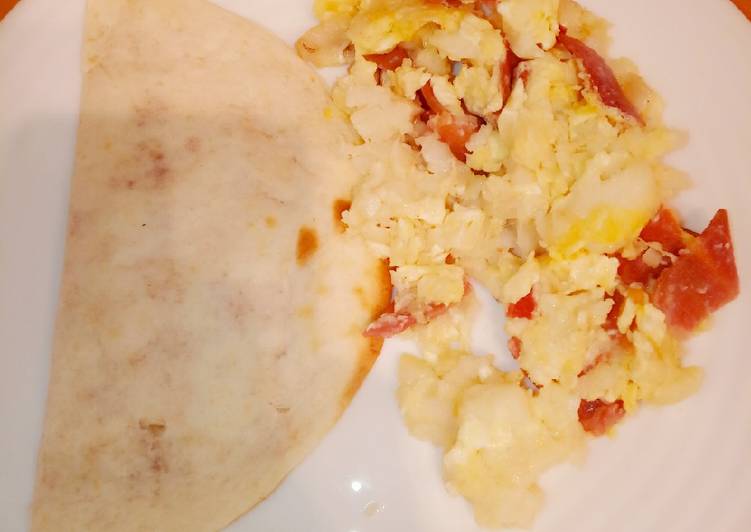 Revuelto de bacalao con jamón serrano y tortas maíz rellenas