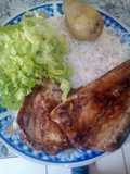 Pescado frito con ensalada y arroz