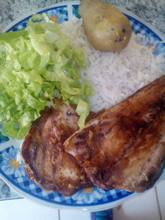 Una foto de Pescado frito con ensalada y arroz