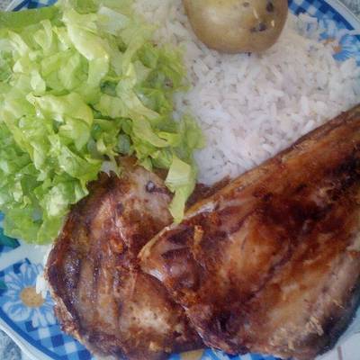 Pescado frito con ensalada y arroz Receta de Mercedes Huaman Flores- Cookpad
