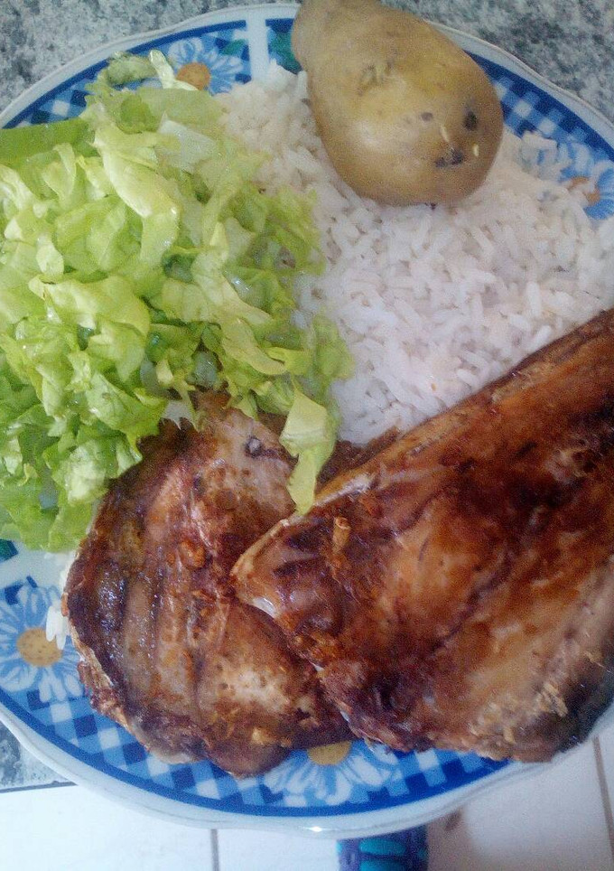 Una foto de Pescado frito con ensalada y arroz
