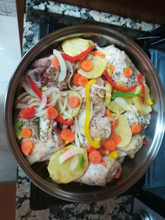 Una foto de Contramuslos de Pollo asados con verduras