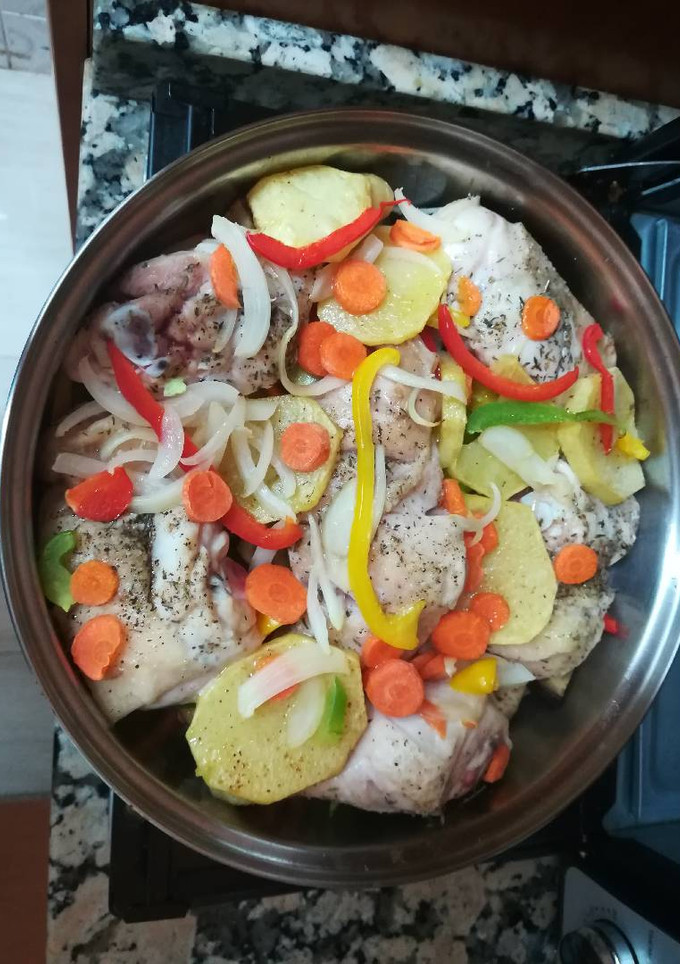 Una foto de Contramuslos de Pollo asados con verduras