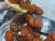 Una foto de tomates cherry al microondas