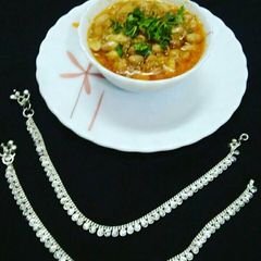 A picture of Peanut chola.