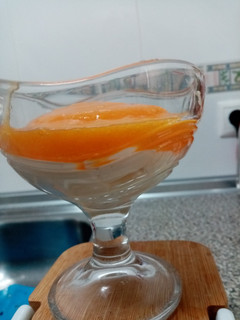 Una foto de Queso blanco y mascarpone con un couli de caqui