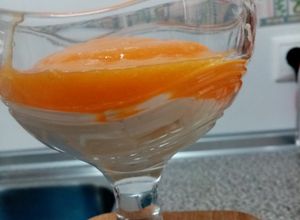 Una foto de Queso blanco y mascarpone con un couli de caqui
