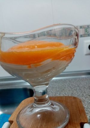 Una foto de Queso blanco y mascarpone con un couli de caqui