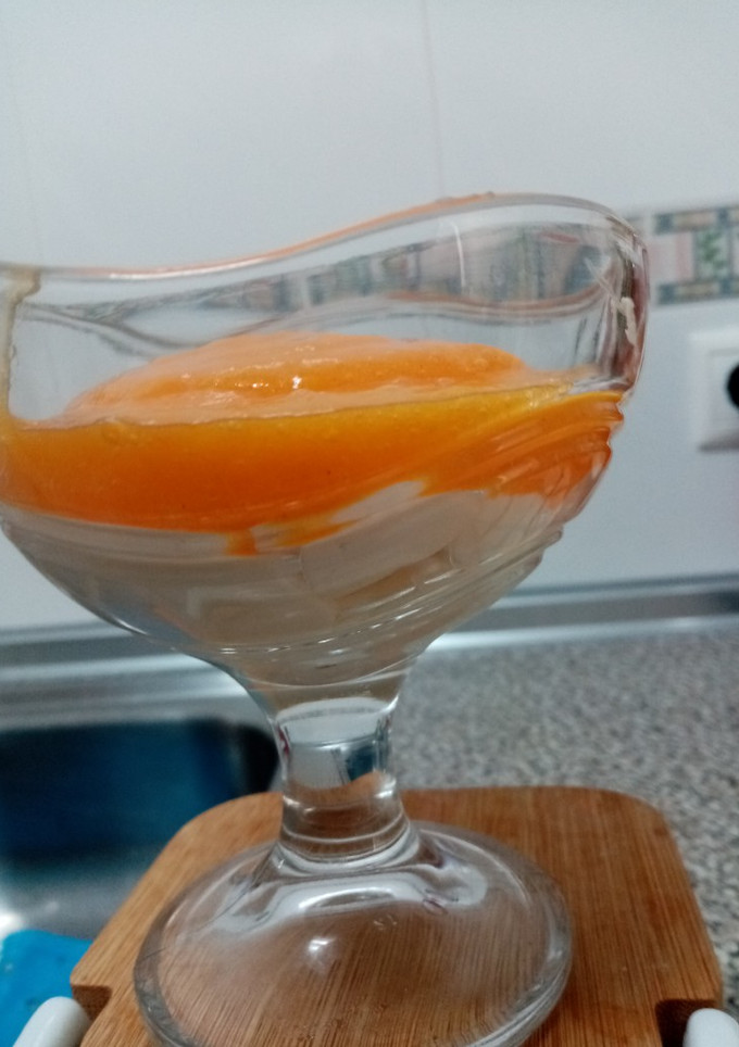 Una foto de Queso blanco y mascarpone con un couli de caqui