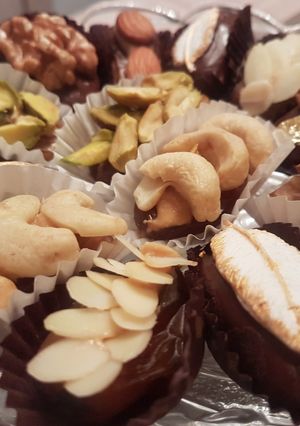 صورة لوصفة تمر محشي بزبدة الفول السوداني للمناسبات 🍫