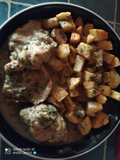 Una foto de Medallones de soja en salsa a la pimienta con papas fritas😋😋