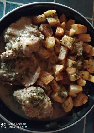 Una foto de Medallones de soja en salsa a la pimienta con papas fritas😋😋