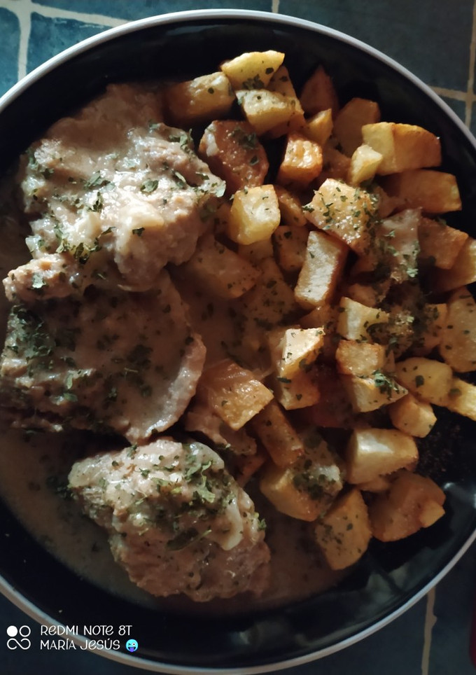 Una foto de Medallones de soja en salsa a la pimienta con papas fritas😋😋