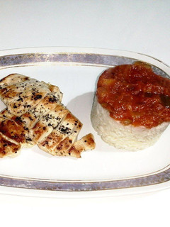 Una foto de Arroz al pisto con pollo a la albahaca