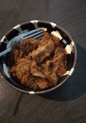 O poză a rețetei Varză călită cu carne de porc.